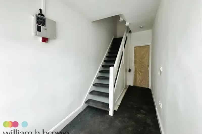 Wellesley Road Flat  Spacious Second Floor Apartment Available End of May