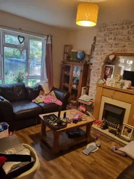 Cosy 3-Bed Terrace Near Green Meadow School