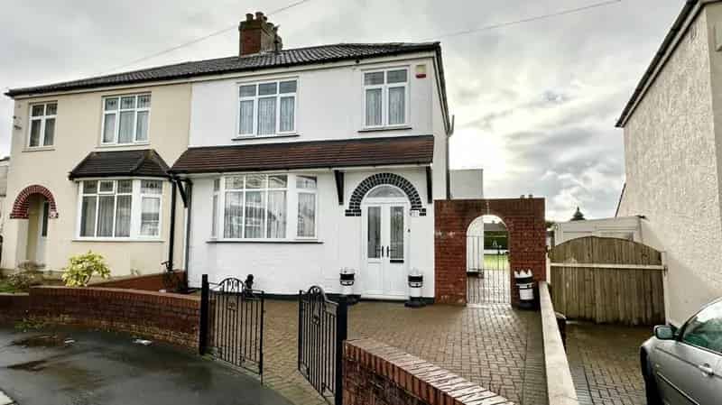 3 Bedroom 1930s Semi-Detached House For Sale