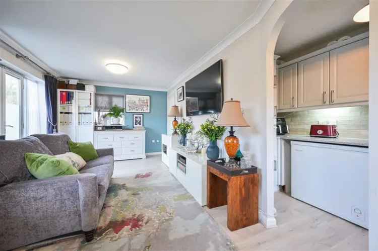 Spacious 2-Bed Ground Floor Apartment Near Caterham Station