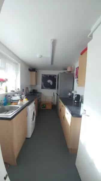 2 Bedroom Ground Floor Flat with Garden Near Shops and Transport