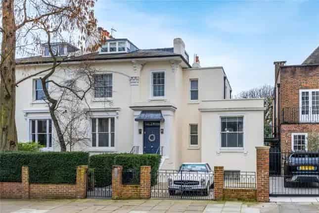 Semi-Detached House for Sale in Queens Grove St John's Wood NW8