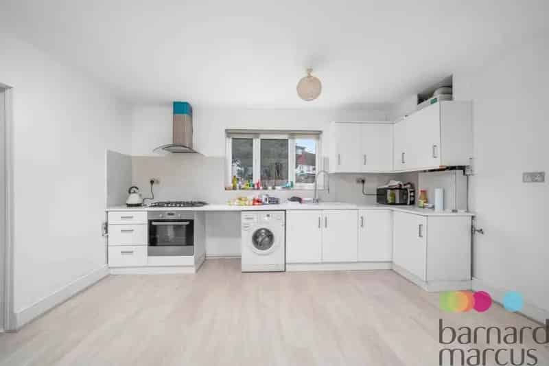 3 Bed Family Home North Finchley - Driveway & Garden