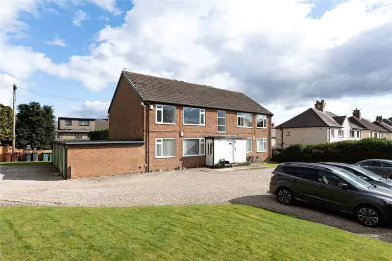 Spacious First Floor Apartment with Garage in Pudsey
