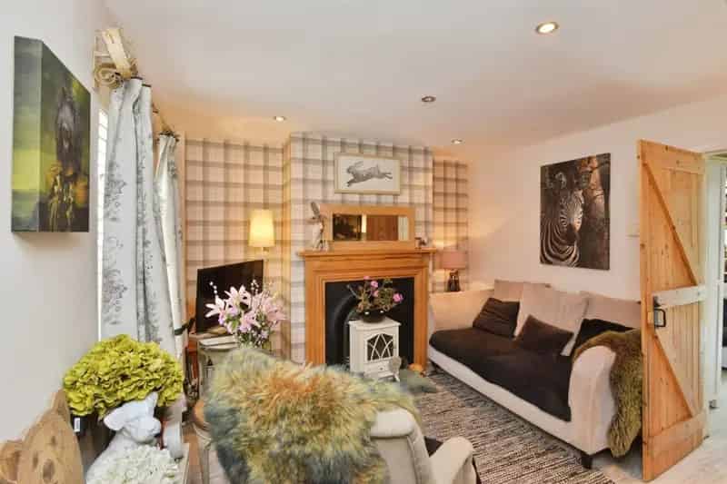Charming 2-Bed Terrace House Deanshanger High Street