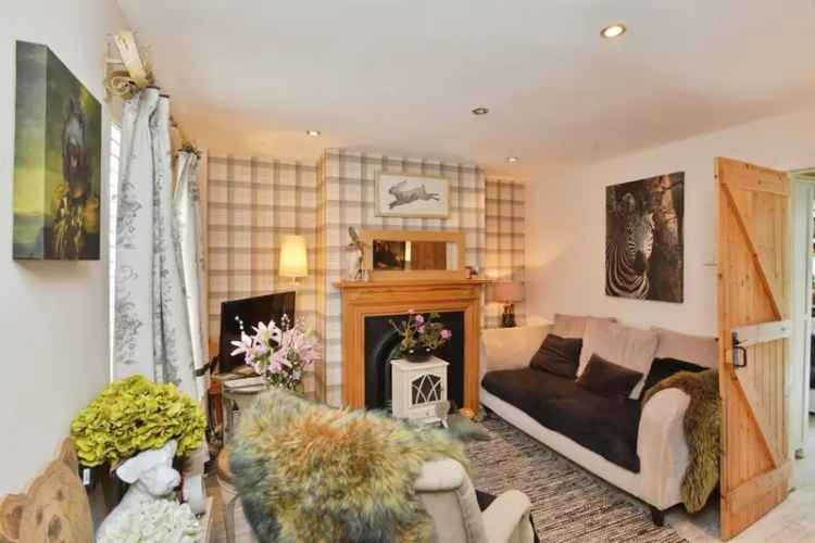 Charming 2-Bed Terrace House Deanshanger High Street