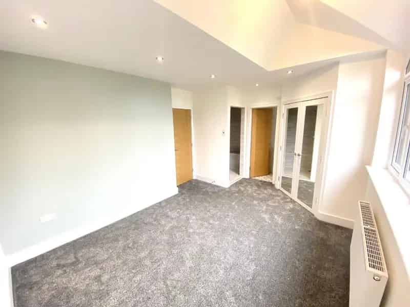 5 bed house for sale