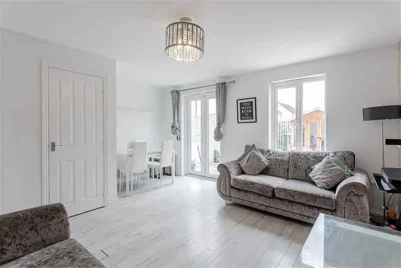 3 Bed Terraced House with Garden and Parking