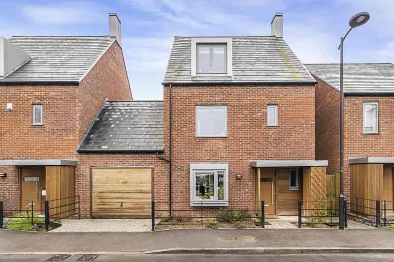 4 Bedroom Link Detached House for Sale