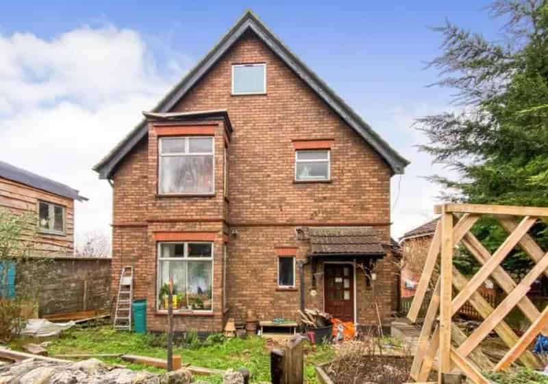 6 Bedroom Detached House for Sale