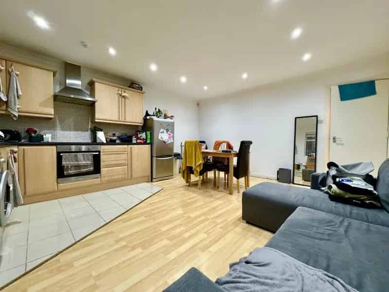 1 Bedroom Flat near Aldgate East Station - Newly Refurbished