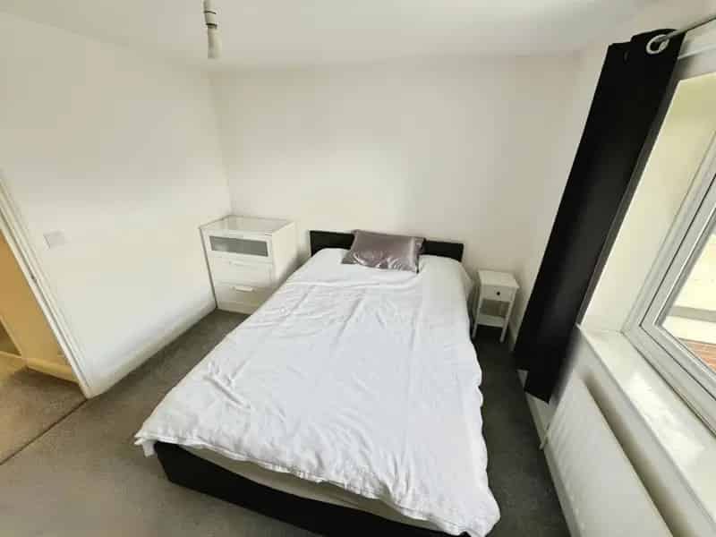 2 bedroom House
 For Sale 
Total Size: 657 SQ FT