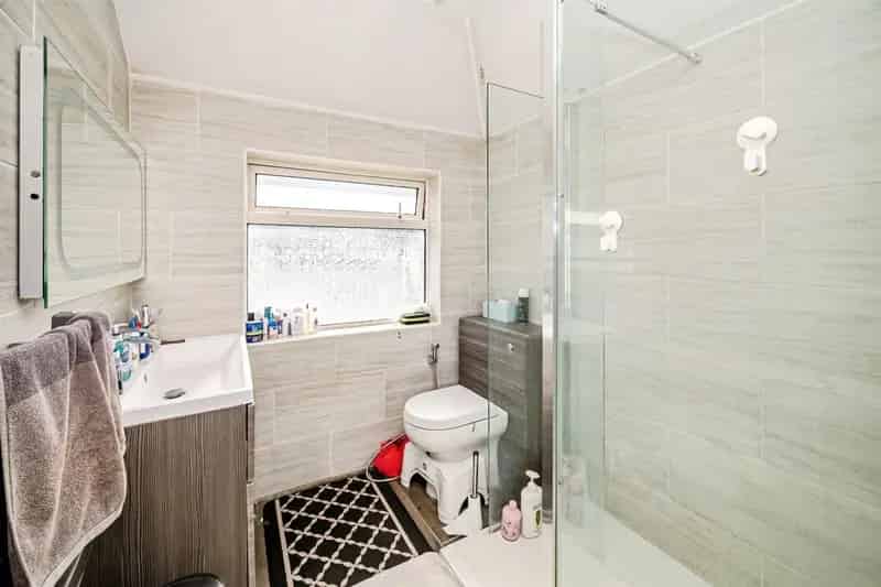 3 4 Bedroom Semi Detached Home with Extension Near M4 M40