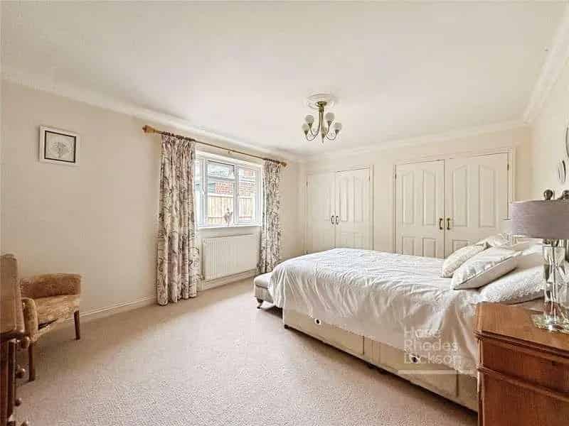 3 Bed Detached Bungalow with Conservatory and Garage