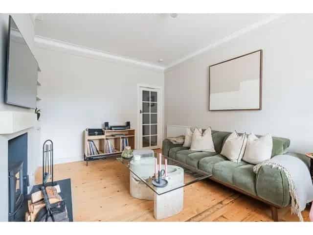 2 Bedroom Flat for Sale in Stockbridge