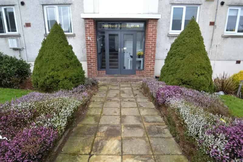 2 Bedroom Flat to Rent in Waterfoot Near Glasgow