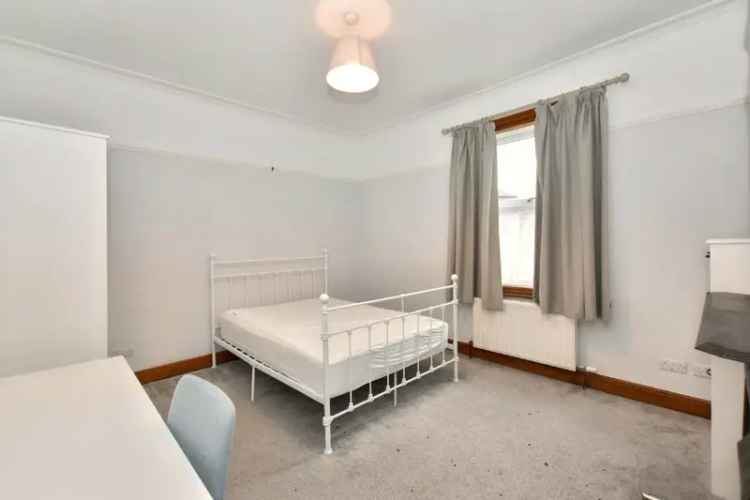 House For Sale in Leeds, England