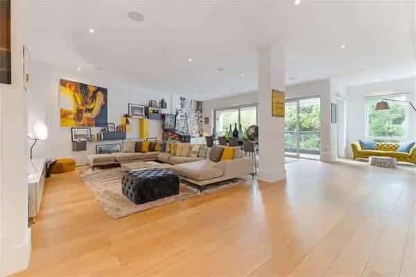 Spacious Penthouse Apartment with 4 Double Bedrooms and South-Facing Balcony