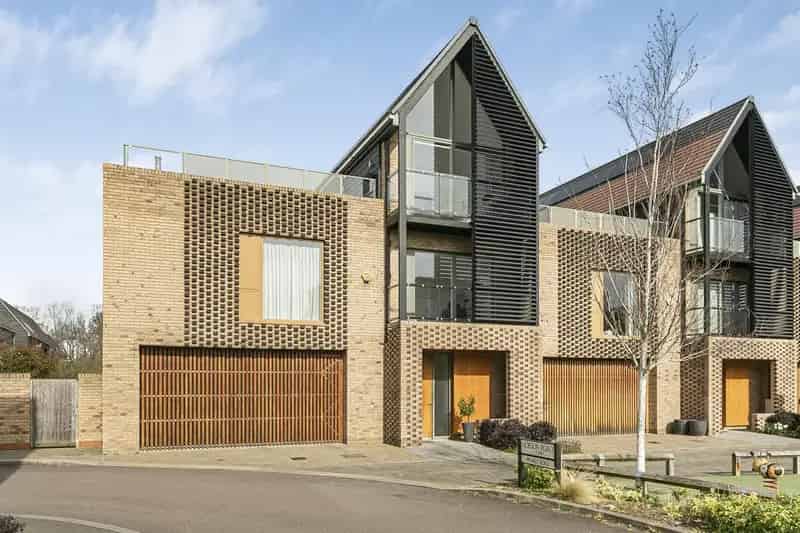 5 Bedroom End of Terrace House for Sale