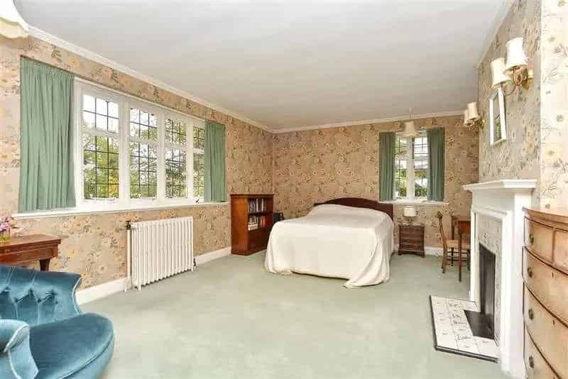 6 Bed Detached House for Sale in Idyllic Village Setting
