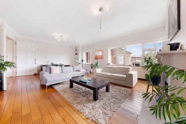 Flat to rent in Avenue Road, London NW8