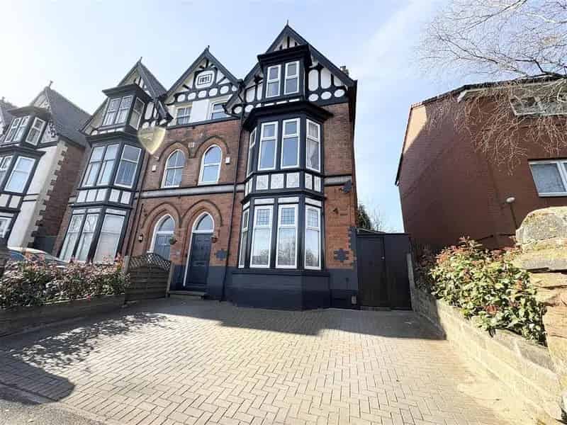 8 Bedroom Semi-Detached House For Sale