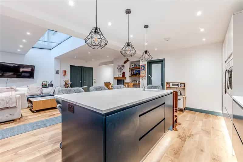 Outstanding Four-Bedroom Semi Detached House in Horsforth