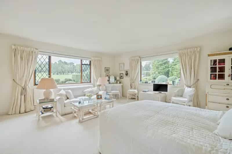 6 Bedroom Detached House for Sale Effingham