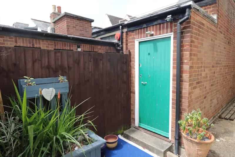 2 Bedroom Maisonette Brentwood High Street Modern Kitchen Roof Terrace Parking