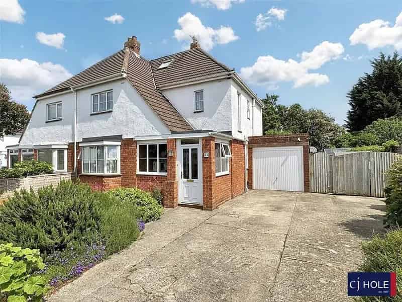 4 bedroom semi-detached house for sale