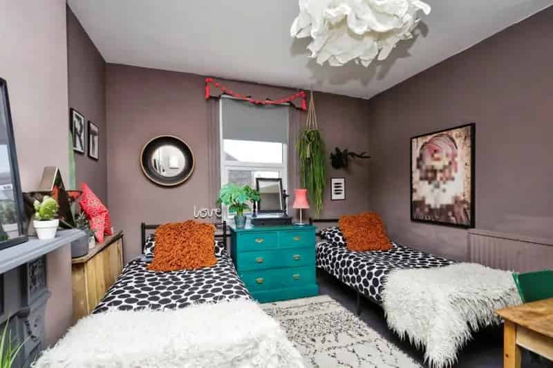 Seven Bedroom House Town Centre & Seaside