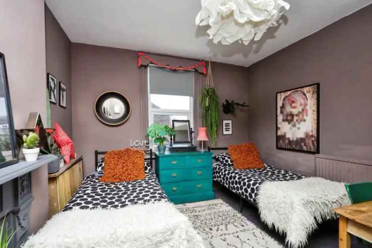 Seven Bedroom House Town Centre & Seaside
