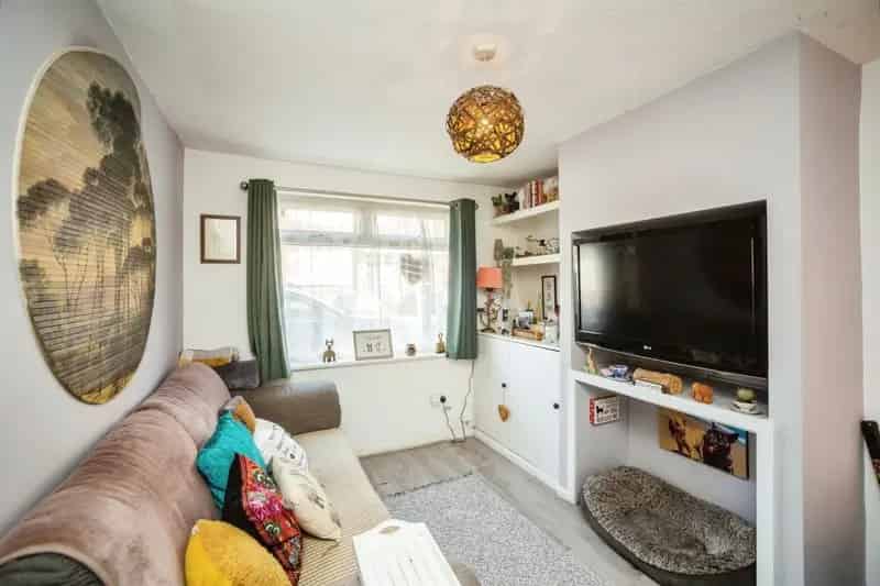 2-Bedroom Terrace House Near Sittingbourne Town Centre and Station