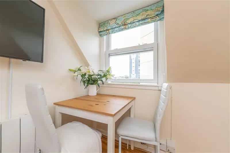 2 Bed Flat Leith Top Floor Modern Flat