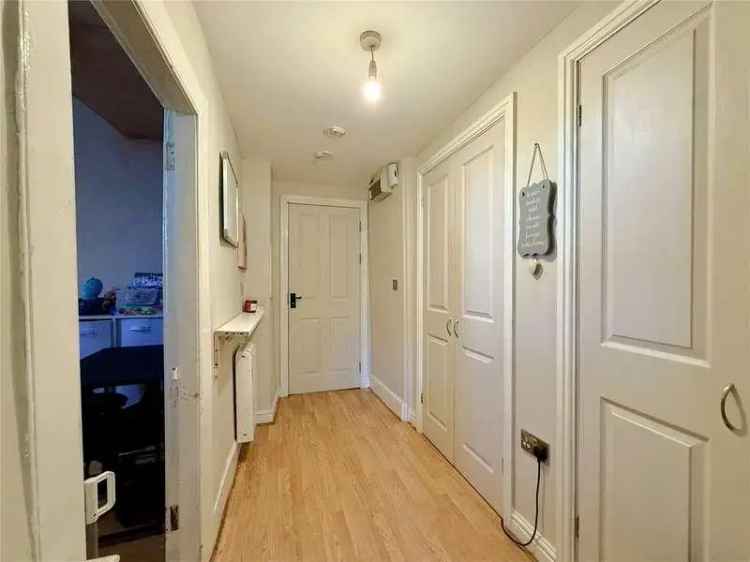 2 Bed Flat for Sale Ground Floor Modern Kitchen Large Garden