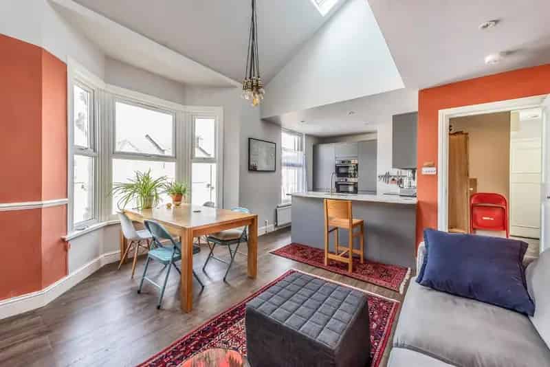 Spacious Property with Two Bathrooms and Open Plan Living