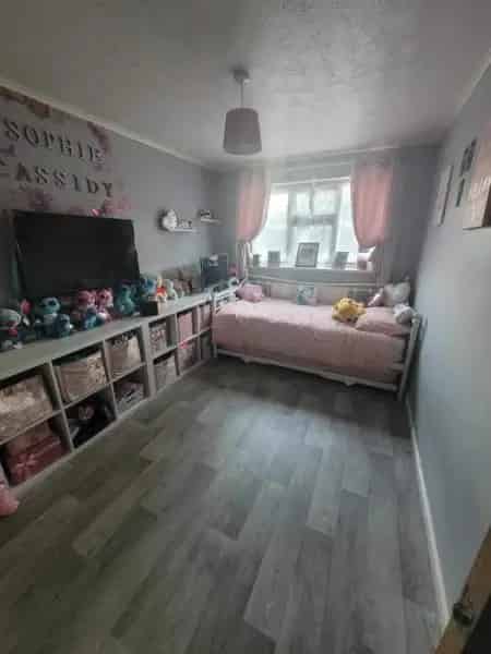 3 Bedroom Maisonette Near Shops and Schools