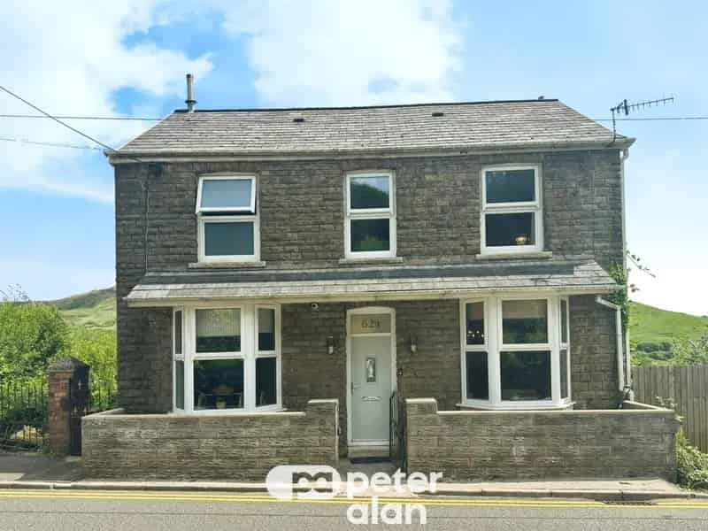 3 Bedroom Detached House Near Transport and Amenities