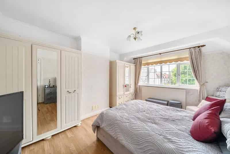 4/5 Bedroom House Near Dundonald Park  Great Schools Double Garage