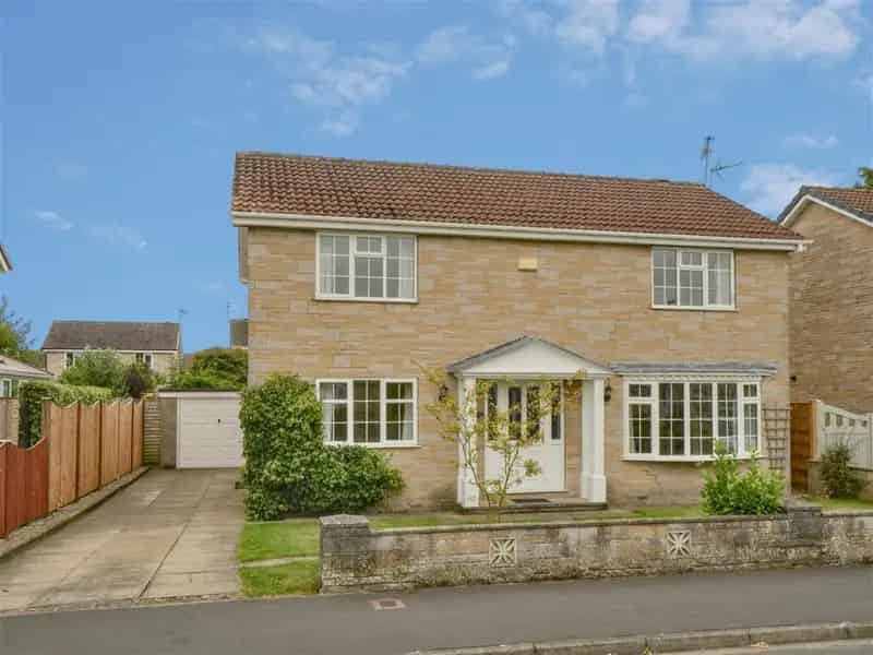 4 bedroom House
 For Sale 
Total Size: 1583 SQ FT