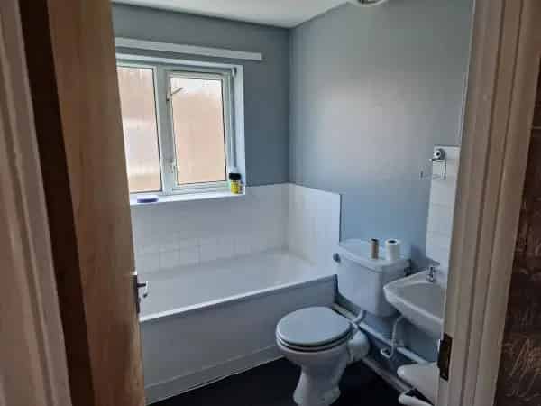 2 Bedroom Semi-Detached House Near Town Centre
