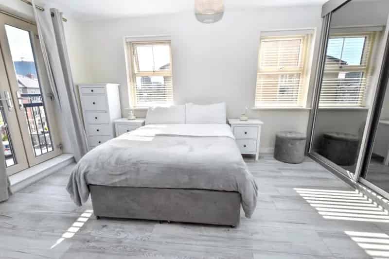 Modern Two Bedroom Townhouse Near Leeds City Centre