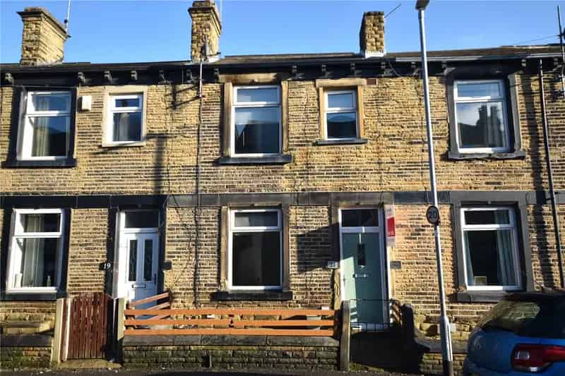 Three Bedroom Terrace House Near Morley Train Station