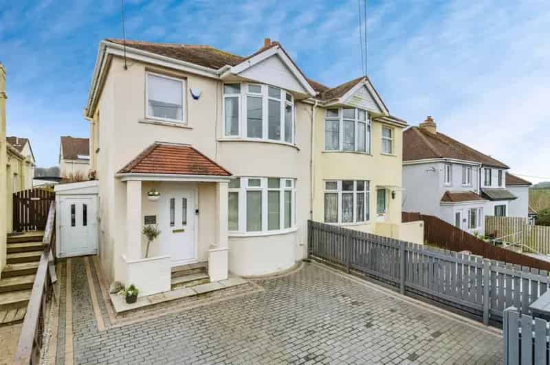 Charming 2 3 Bedroom Semi Detached Home with Garden and Driveway Parking