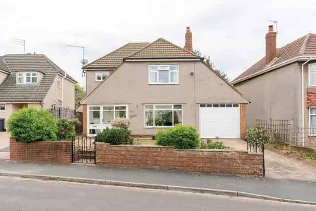 3 Bed Detached House for Sale in Mangotsfield