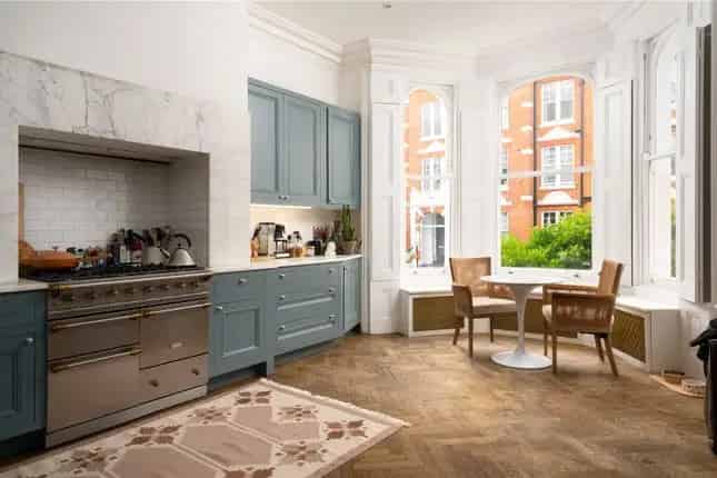 3 Bedroom Duplex Apartment with Garden Kensington London W8