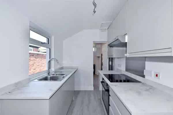 Victorian Terrace Home Henley-on-Thames Updated Kitchen and Bathroom Three Bedrooms
