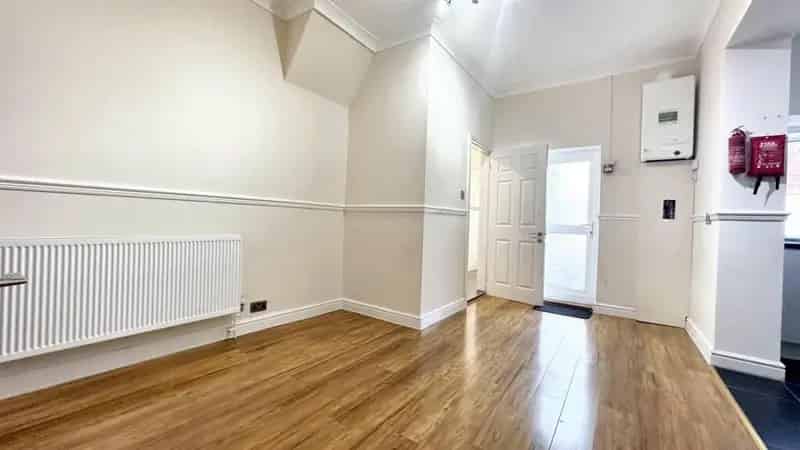 1 Bedroom Flat Newly Refurbished Bright Spacious