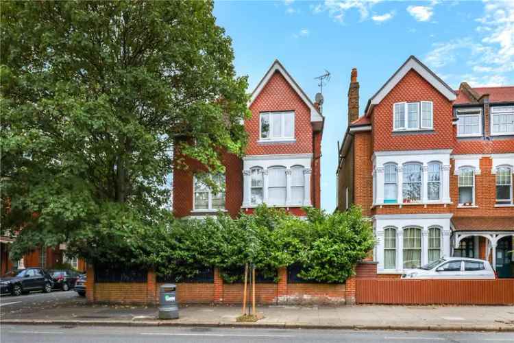 Large 1-Bedroom Flat in London Ealing Broadway - 822 sq ft