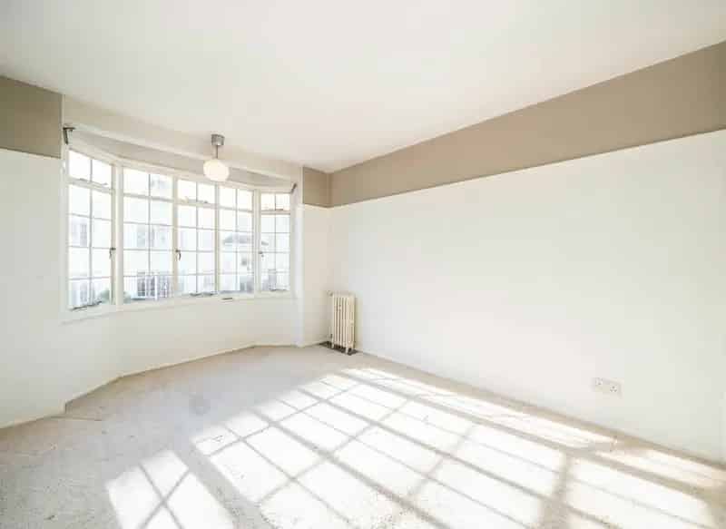 2 Bed Art Deco Flat Streatham Hill  Landscaped Gardens No Onward Chain